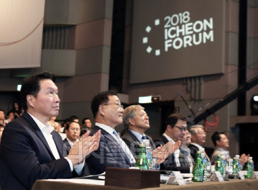 최태원 SK그룹 회장(왼쪽부터)과 김용학 연세대 총장, 염태호 고려대 총장, 최재원 SK 수석부회장 등이 20일 서울 광진구 광장동 워커힐 호텔에서 열린 이천포럼에 참석해 박수를 치고 있다. SK그룹 제공.